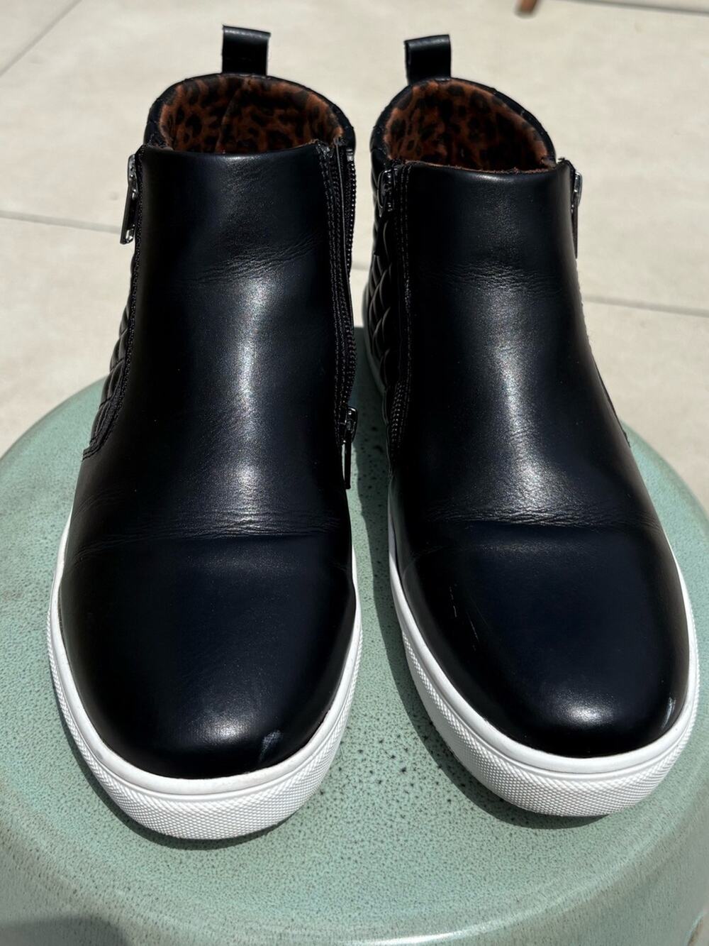 Women’s Steve Madden Black ZipUp Ankle boots w/ quilted detail- size6